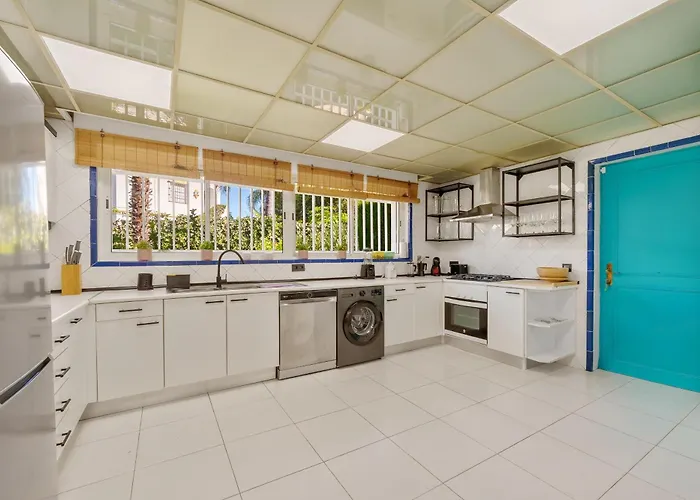 Casa El Sur Beachside In Marbella 빌라 에스테포나