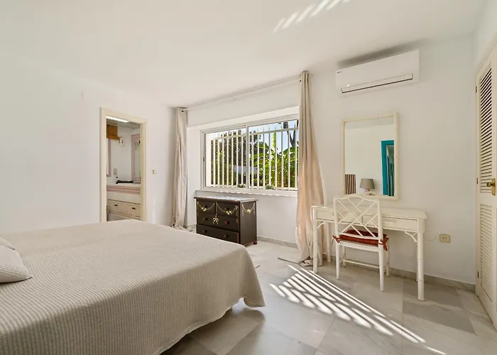 Casa El Sur Beachside In Marbella 빌라 에스테포나